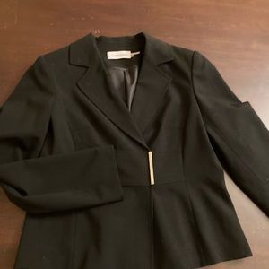 Sz 8 sleek black blazer from Calvin Klein with gold clasp closure